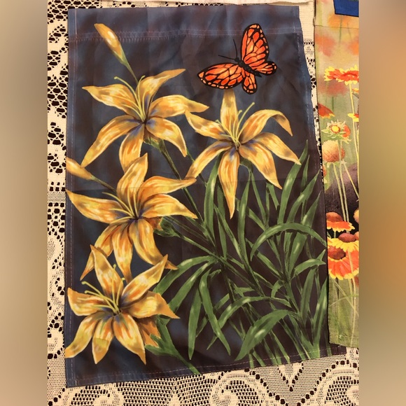 4 Garden Flags (bulk sale) - Picture 2 of 5